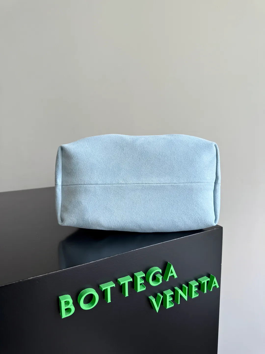 Batch 1660 BOTTEGA VENETA 2025 new product pinacoteca has super soft leather, and the weaving function, practicality and relaxed fashion sense have not fallen behind❤️‍🔥Amway has given sisters a must-have bag when going out. The size of the bag also accurately meets the commuting needs of urban beauties. It can accommodate mobile phones, keys, lipstick, powder, sunscreen, shopping bags...all of it! ! ! 🔥The capacity should not be underestimated~ It does not choose people, clothes, or occasions. With its majestic curved outline, exquisite woven texture, delicate edges and rounded handles, this woven vegetable basket bag truly achieves the goal of "dressing up and being fashionable without getting in the way"~ Are you interested in Jimei? Style number: 819004 Size: 24*15*12cm
